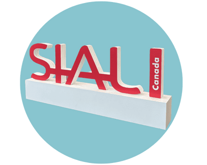 Señalización de feria comercial con el logotipo de la empresa diseñado por GES.