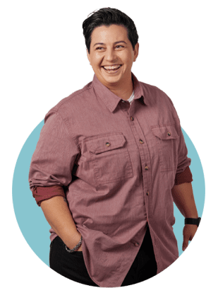 Empleado de GES sonriendo y posando.