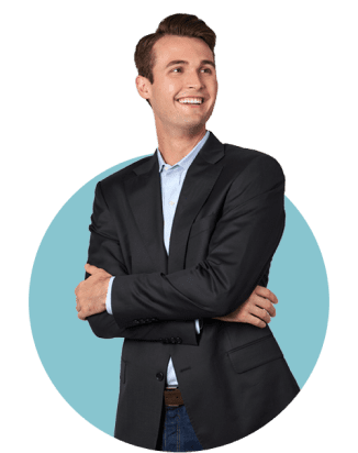 Empleado de GES cruzado de brazos y sonriendo.