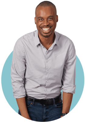 Empleado de GES con las manos a los lados, sonriendo ampliamente