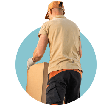 Trabajador empaquetando materiales de expositores para su envío.